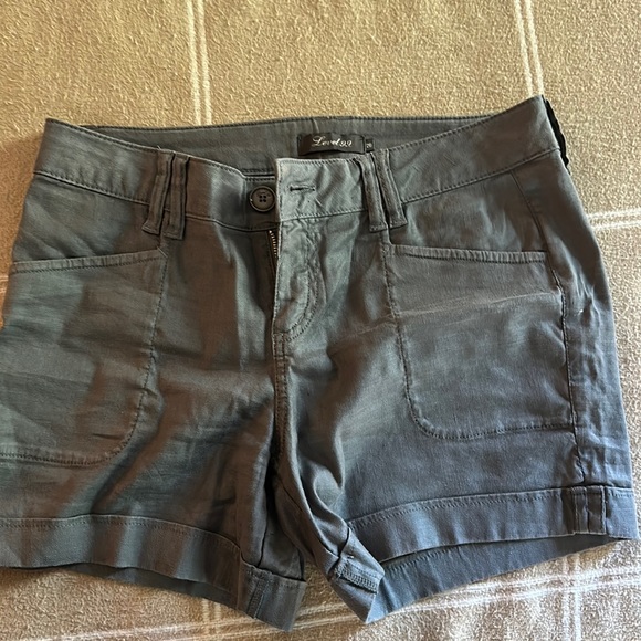 Level 99 gray shorts with front and back pockets, size 28. - Picture 1 of 4